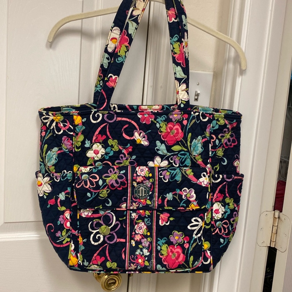 Vera Bradley tow bag with turnbuckle on front with pocket - Picture 1 of 4